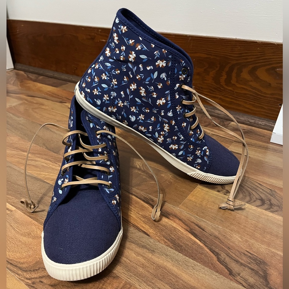NWOT TOMS Women's Camarillo Deep Cobalt Vintage Flower Sneakers